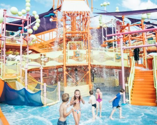 dreamworld-children-playing-in-water-in-pipeline-plunge-(1)