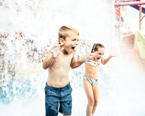 dreamworld-children-playing-in-water-in-pipeline-plunge-(2)