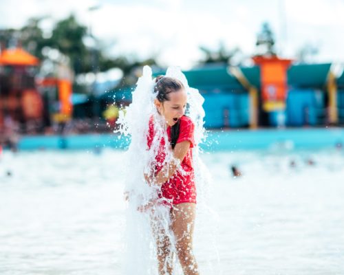 dreamworld-whitewater-world-girl-playing-in-water